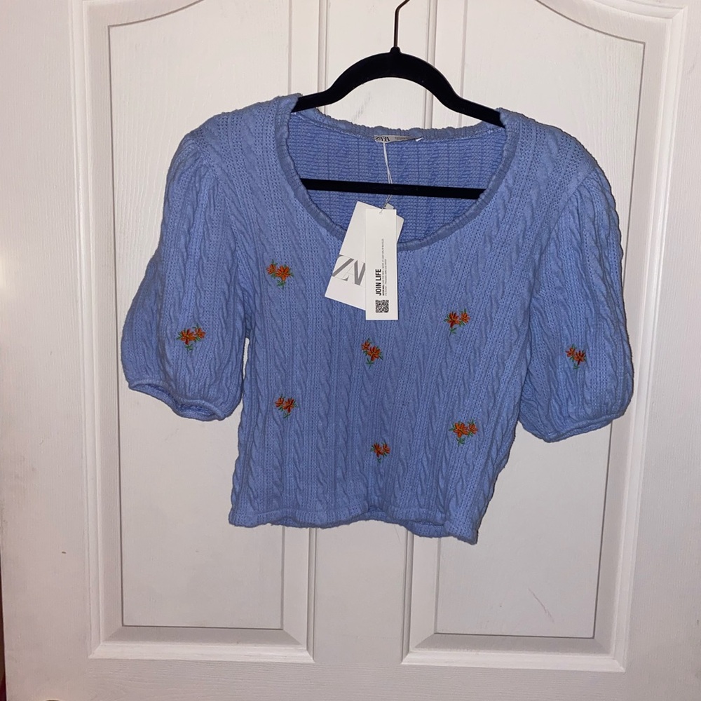 Zara Cropped Knit Sweater with Floral Embroidery – Blue – Size L (New with Tags)